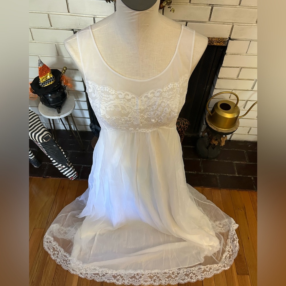 SHADOWLINE Nightgown Lace Pearl Romantic Fairy Cottagecore Nylon 70s Vtg Small